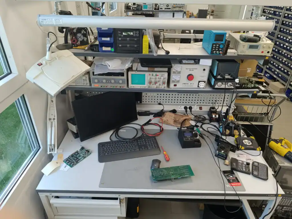 Elektronik-Arbeitsplatz mit Lötstation, Oszilloskopen und Messtechnik