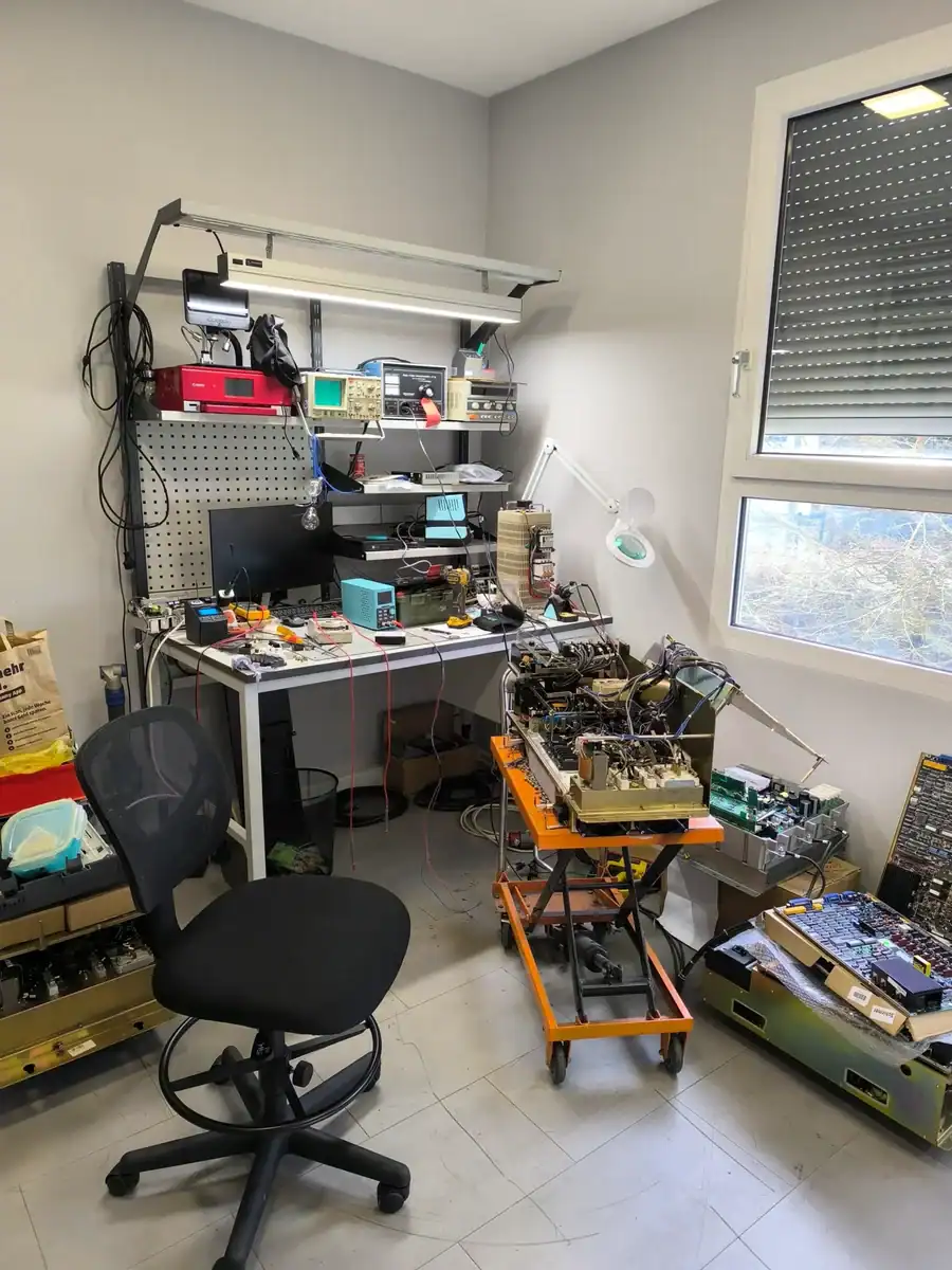 CNC-Elektronik-Reparaturarbeitsplatz mit Werkzeugen und Baugruppen für Okuma Elektronik Reparatur