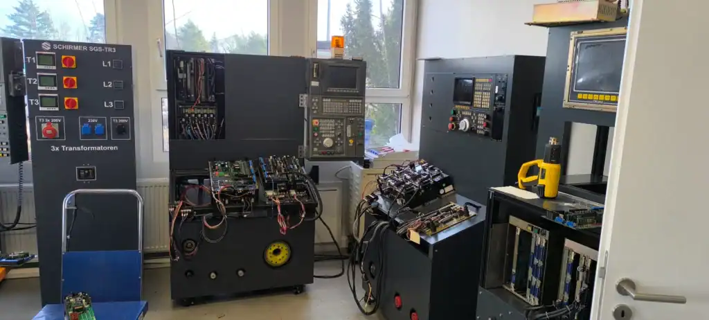 Teststand für Steuerungsplatinen und Antriebsmodule von Okuma