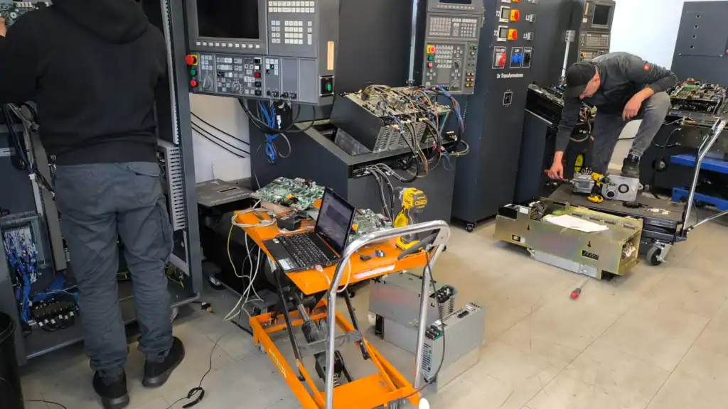 Reparatur und Aufbau eines Steuergeräts direkt an der Maschine