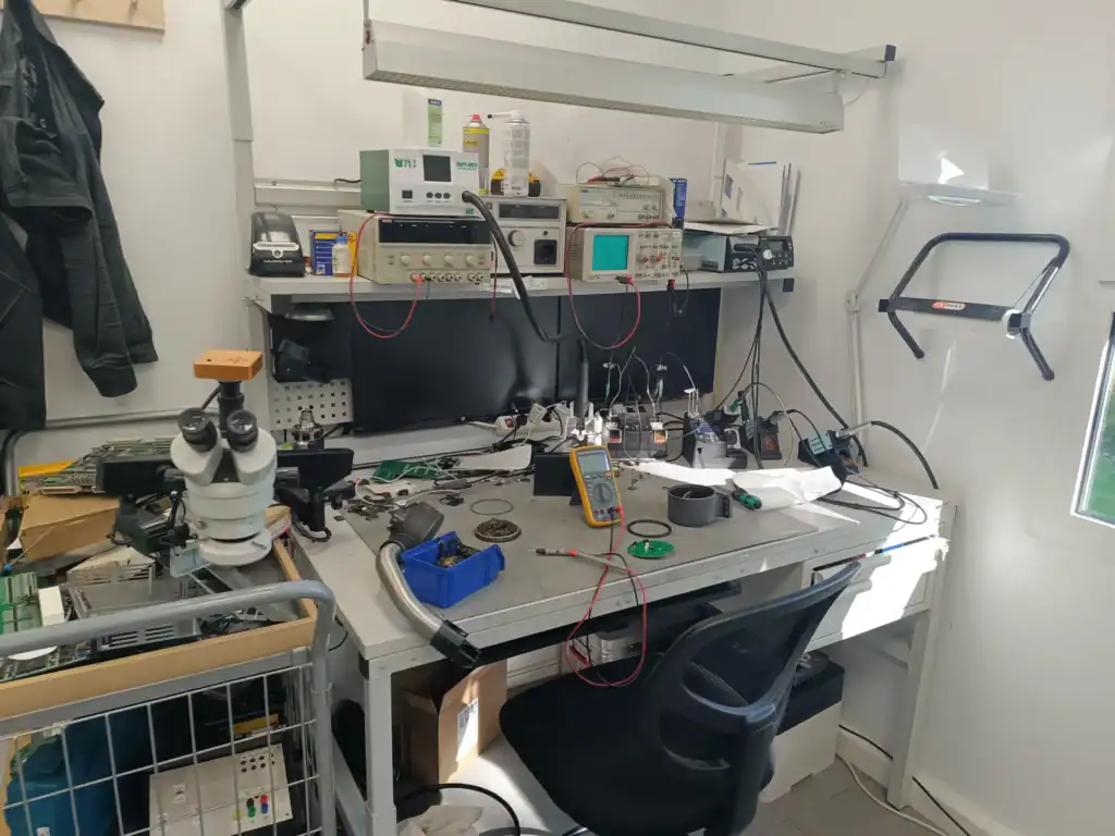 Feinelektronik-Arbeitsplatz mit Mikroskop und modernen Diagnosegeräten