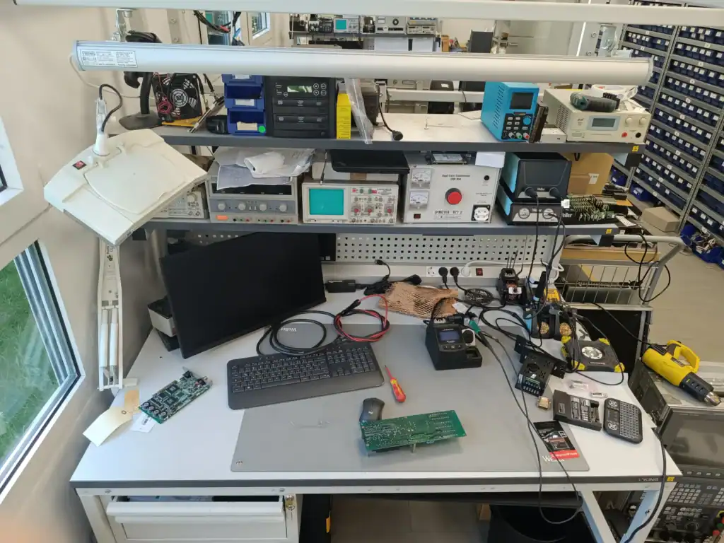 Werkbank mit Oszilloskop und Messgeräten zur Okuma CNC Elektronikreparatur