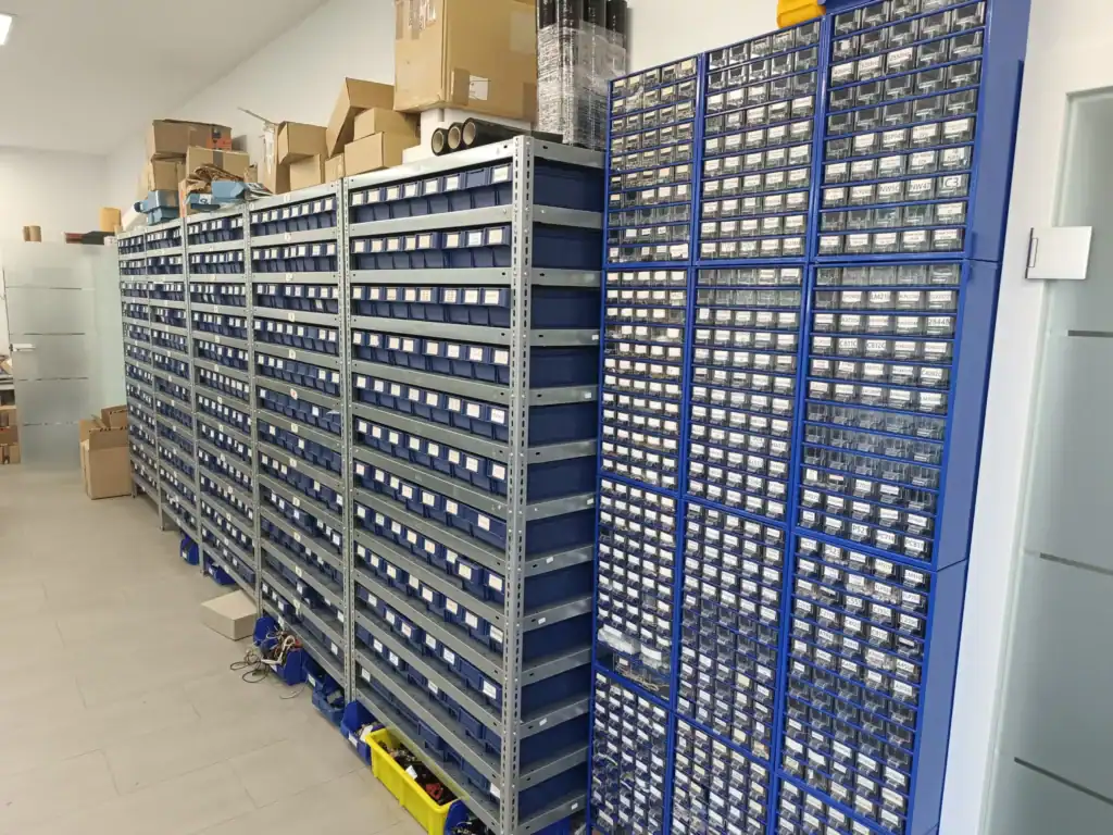 Lager mit Okuma Ersatzteilen und elektronischen Komponenten