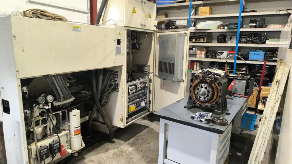 Innenleben einer Okuma CNC-Maschine während der Wartung