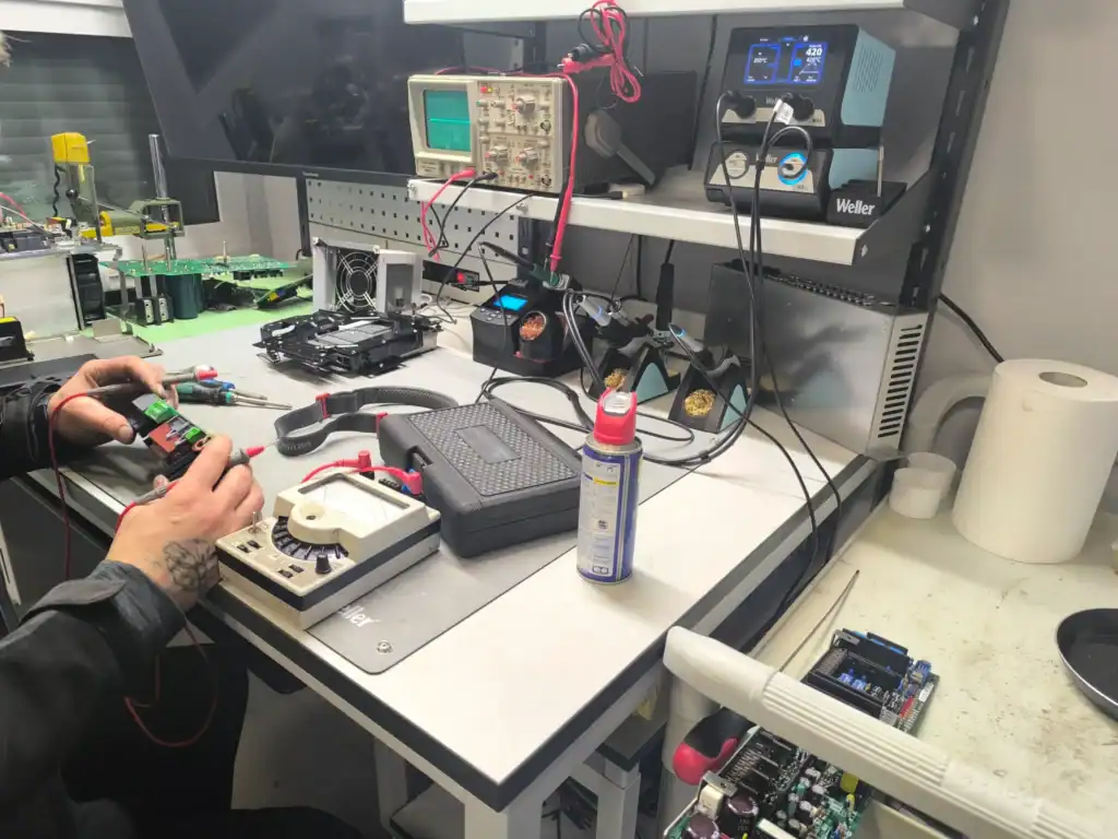 Techniker bei der Reparatur einer Okuma Steuerplatine.