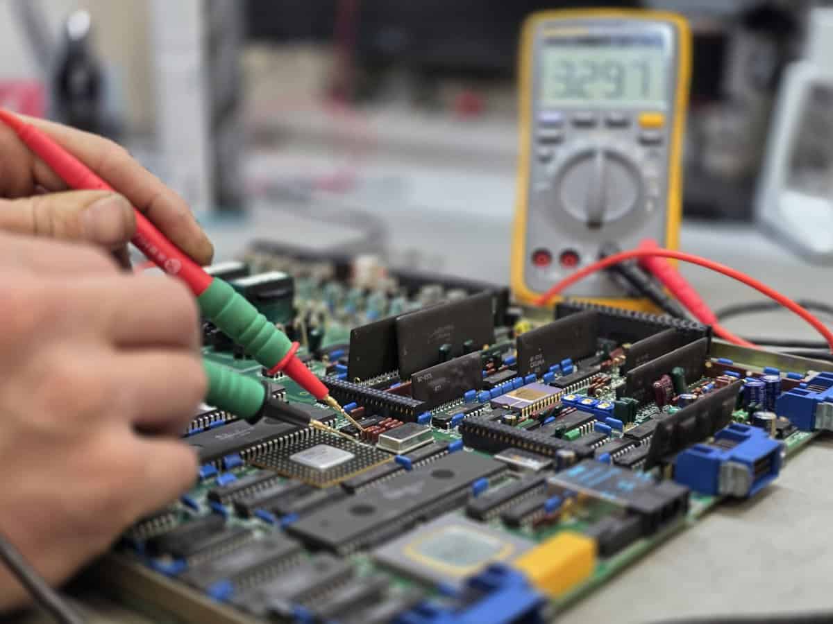 Elektronikdiagnose einer Okuma CNC-Steuerungsplatine