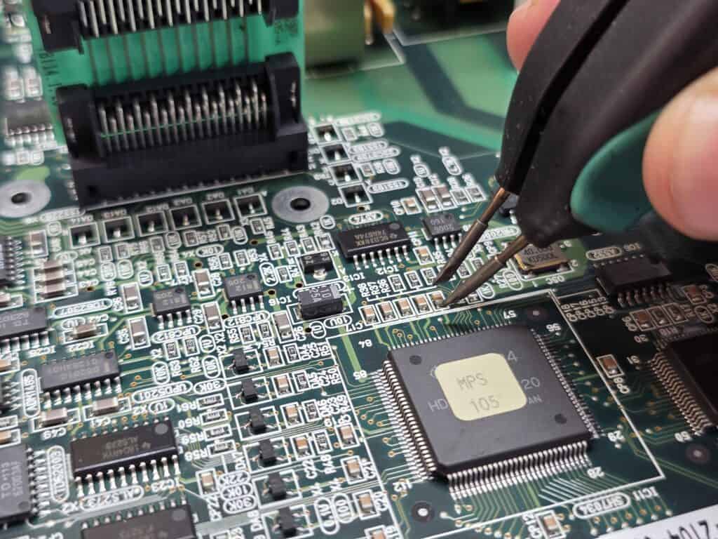 Präzise Fehlersuche an einer CNC-Leiterplatte von Okuma