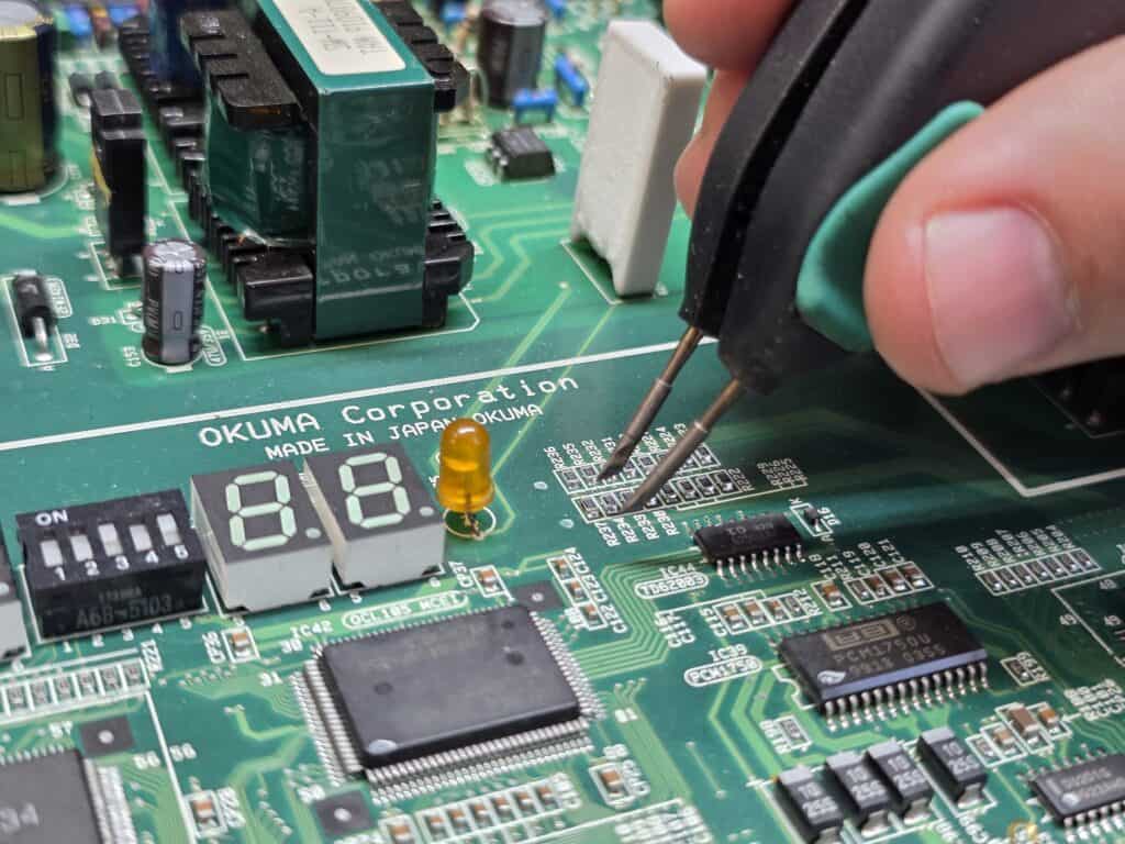 Reparatur einer Okuma CNC-Steuerungsplatine