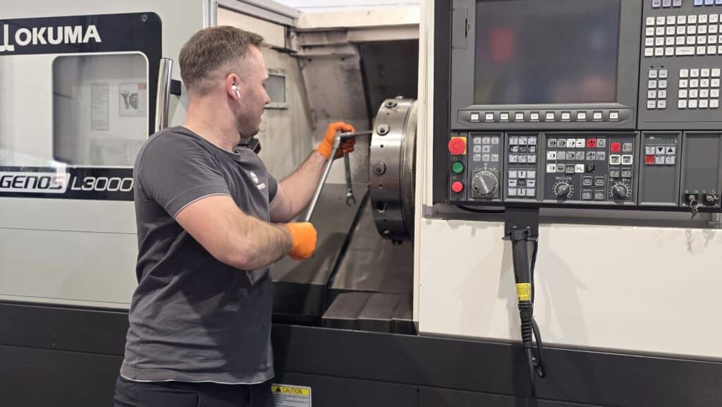 Mechanische Wartung an einer Okuma CNC-Drehmaschine