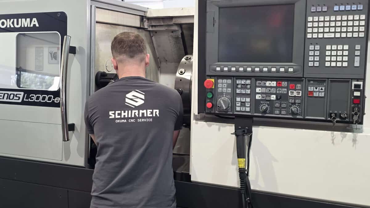 Okuma CNC-Maschine in der Werkstatt der Schirmer GmbH während eines Service- und Wartungseinsatzes