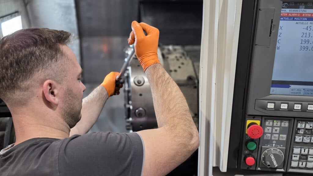 Servicearbeiten im Arbeitsraum einer Okuma CNC-Maschine