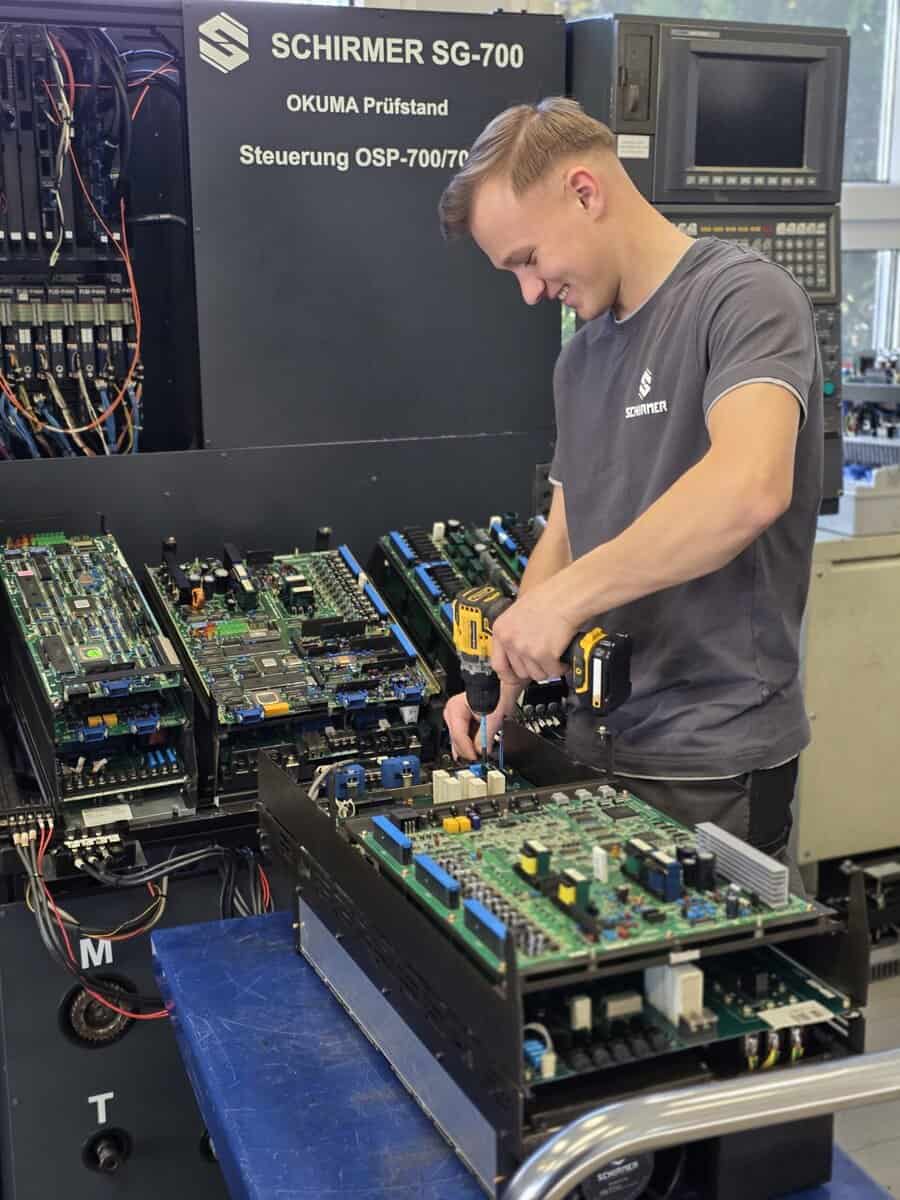 Techniker repariert Okuma CNC Elektronik am Schirmer SG-700 Prüfstand